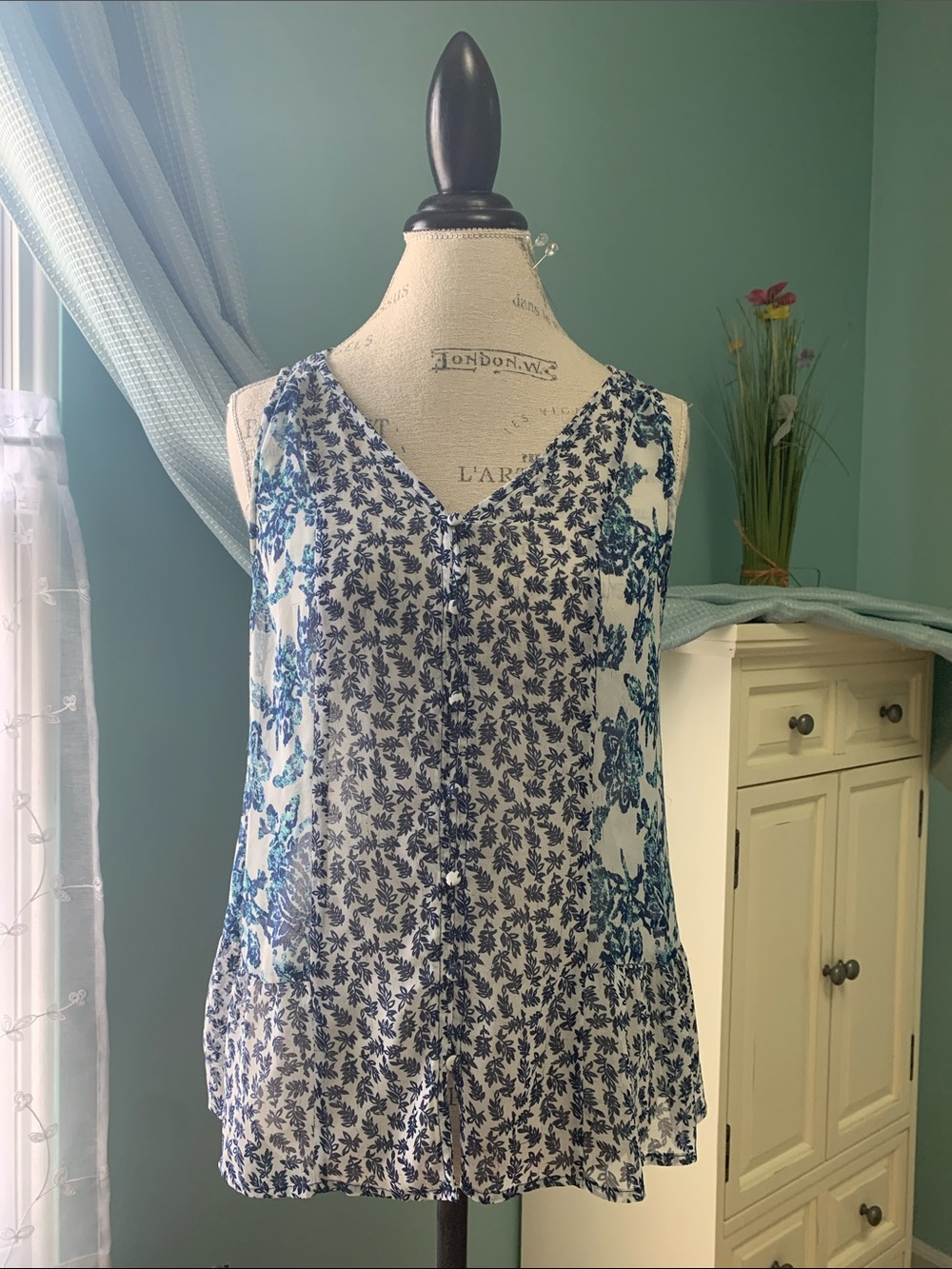 Charming Charlie Blue and White Floral Button-Front Sleeveless Top